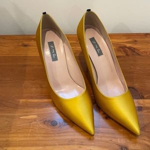 Size 39 SJP Fawn heels